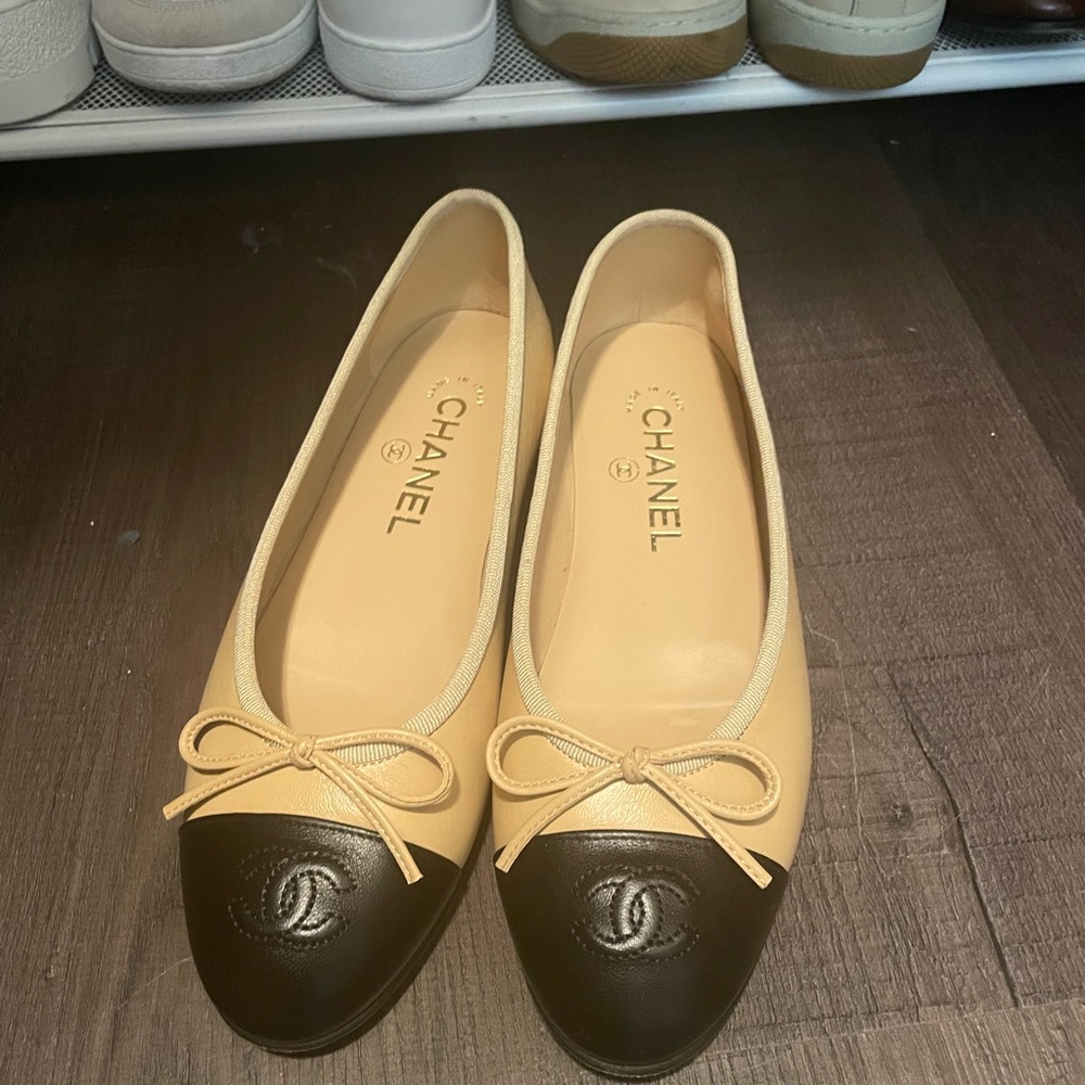 CHANEL Two-Tone Beige and Brown Flats